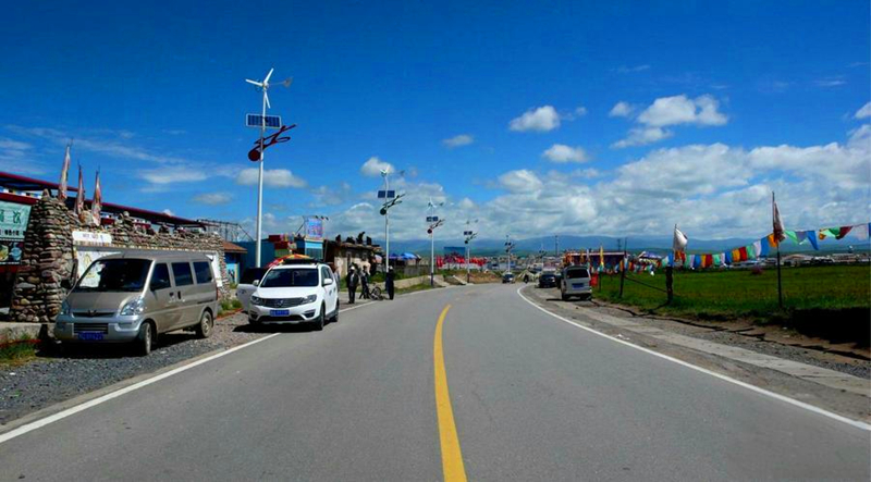 Wind and Solar Complementary Light Use in Tourist Avenue around Qinghai Lake